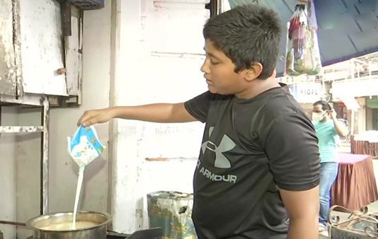 தங்கையின் படிப்புக்காக தேநீர் விற்கும் சிறுவன் : கண்கலங்க வைக்கும் புகைப்படம்!!