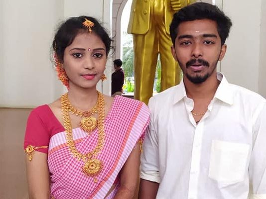 வித்தியாசமான முறையில் திருமணம் செய்து கொண்ட காதல் ஜோடிகள்!!