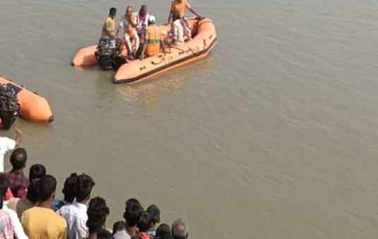 பீகாரில் 100 பேருடன் சென்ற படகு கவிழ்ந்து விபத்து : ஏராளமானோர் மாயம்..!! தேடும் பணி தீவிரம்!!