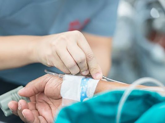 ஓ.டிக்கொண்டிருந்த வாகனத்திலிருந்து வி ழுந்த சி.றுமிக்கு நே ர்ந்த ப யங்கரம்!!