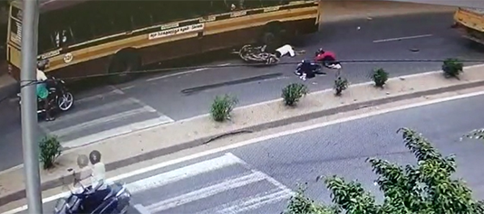 இரு பெ ண் கள் வி ப த்தி ல் சி க் கி உ யி ரிழ க் கும் சி.சி.டி.வி காட்சி வெ ளி யாகி ப ர ப ரப்பு..!