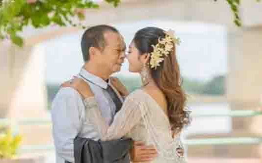 70 வயது முதியவரை திருமணம் செய்த அழகான இளம்பெண்; காரணம் என்ன தெரியுமா? வி மர்சனத்திற்கு ப தில டி!!