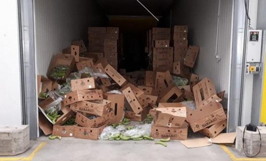 வாழைப்பழக் கடைக்குள் நுழைந்த ம ர் ம ந ப ர்க ள்… ர கசி யமாக பி ன் தொ டர் ந்த பொ லி சா ர்: சி க் கி யபி ன் ஏ ற் ப ட் ட ஏ மா ற்ற ம்!!