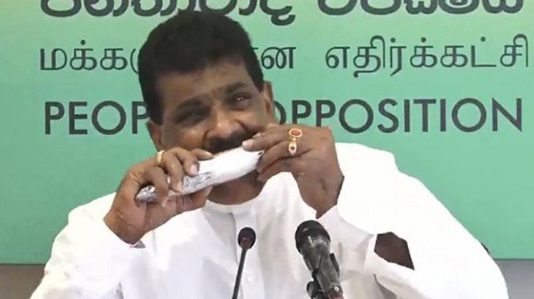 பச்சையாக மீனை சாப்பிட்டதால் வைரலான இலங்கை அமைச்சர்!!