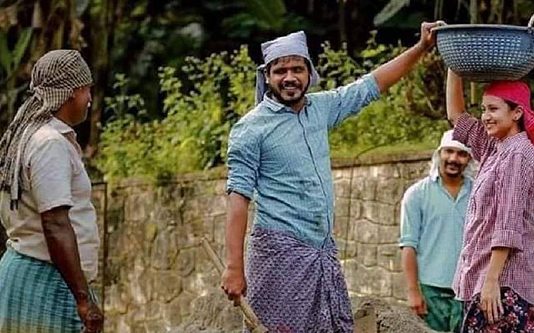 பட்டையை கிளப்பிய கேரள தம்பதி! ஊழியர்களை போலவே மாற்றிய போட்டோ ஷூட் : மில்லியன் கணக்கில் குவியும் வாழ்த்து!!