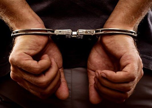 காதலிக்காக நடு இரவில் கடையை உடைத்து நபர் செய்த மோ சமான செயல்: கைது செய்த பொலிஸார்!!