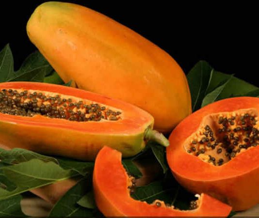 பப்பாளி பழத்தை அதிகமாக உட்கொண்டால் ஏற்படும் பக்க விளைவுகள் என்னென்ன தெரியுமா?