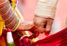 காதலர் தினத்தன்று ந க் ச லைட்டுகளுக்கு போ லீசார் முன்னிலையில் திருமணம்…!!