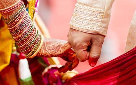 காதலர் தினத்தன்று ந க் ச லைட்டுகளுக்கு போ லீசார் முன்னிலையில் திருமணம்…!!