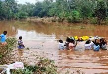 இடுப்பளவு தண்ணீரில் பூ த உ ட லை ம யா னத்துக்கு எடுத்து சென்ற கிராம மக்கள்….! காரணம் என்ன தெரியுமா ??