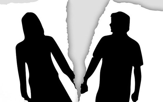 காதலியை பின் தொடர்ந்து கா.த.லன் செ.ய்.த கொ.டூ.ர செ.ய.ல்; ர.த்.த.ம் தெ.றி.க்.க அ.ல.றிய பெ.ண்!