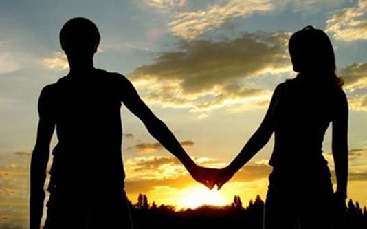 கொரோனா வார்டிலேயே உருவான காதல் கதை.. இணையத்தில் வைரலாகும் அழகிய புகைப்படம்!!