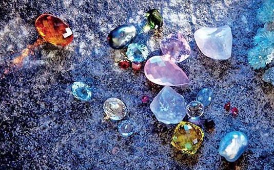 இலங்கையில் கண்டுபிடிக்கப்பட்ட பொக்கிஷம் : குவியல் குவியலாக இரத்தினக் கற்கள்!!