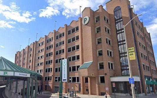 கனடாவில் கட்டிடத்தின் ஏழாவது மாடியில் இருந்து கீழே வி ழு ந்த 24 வயது இளம்பெ ண் உ.யி.ரிழப்பு!