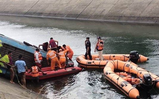 பயணிகளுடன் கால்வாய்க்குள் விழுந்து மூழ்கிய பேருந்து : 32 பேர் ப.லி : இந்தியாவில் நடந்த கோ.ர ச.ம்.பவம்!!