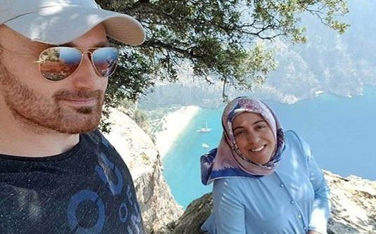 கர்ப்பிணி மனைவியுடன் மலை முகட்டில் புகைப்படம் : பின்னர் கணவன் செ ய்த கொ.டு.ஞ்செ.யல்!!