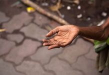 நாடு திரும்ப முடியாமல் யாசகம் எடுக்கும் இலங்கைப் பெண்கள்!!