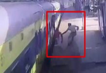 ரயிலில் ஏற முயன்ற போது கால் தவறி கீழே விழுந்த மாற்றுத்திறனாளி… சட்டென காப்பாற்றிய ரயில்வே பாதுகாப்பு காவலர்… பதைபதைக்கும் சிசிடிவி காட்சி!!