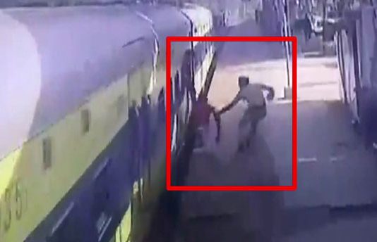 ரயிலில் ஏற முயன்ற போது கால் தவறி கீழே விழுந்த மாற்றுத்திறனாளி… சட்டென காப்பாற்றிய ரயில்வே பாதுகாப்பு காவலர்… பதைபதைக்கும் சிசிடிவி காட்சி!!