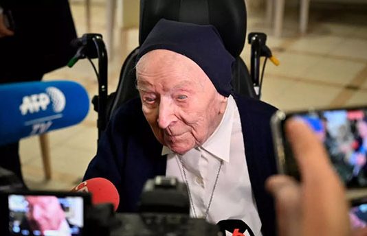 கொரோனாவை எட்டி உதைத்த 117 வயது பாட்டி – ஐரோப்பாவில் ஒரு நம்பிக்கைக் கதை!