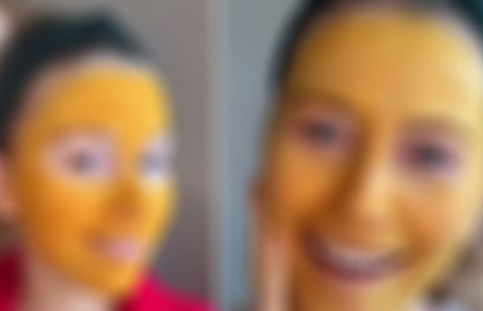 முகத்தை அழகுபடுத்துவதற்காக மஞ்சள் கலவையை பூசி வந்த பெண்ணின் முகமே மஞ்சள் நிறமாக மாறியதால் அதிர்ச்சி..!