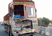 ஆந்திராவில் லாரியும், வேனும் நேருக்கு நேர் மோ தி கோ ர வி ப த்து!!