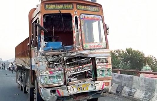 ஆந்திராவில் லாரியும், வேனும் நேருக்கு நேர் மோ தி கோ ர வி ப த்து!!