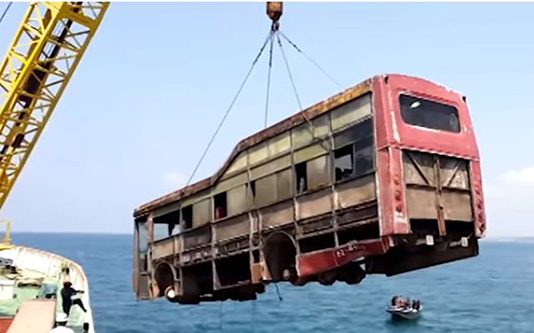 இலங்கை கடற்பரப்பில் மூ ழ் க டிக்கப்பட்ட பேருந்துகள்!