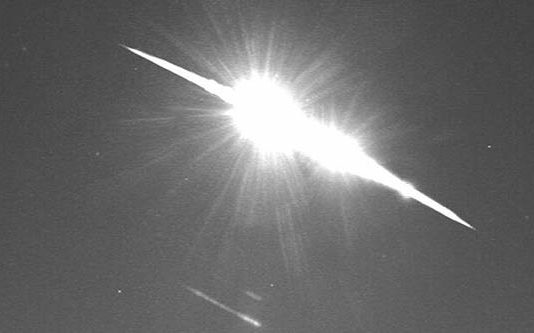 பிரித்தானிய வான் பரப்பில் தென்பட்ட நெருப்பு பந்து : வைரலாகும் காணொளி!!