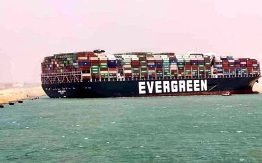 கடலில் ட்ராபிக் ஜாம் ! சூயஸ் கால்வாயில் தேங்கி நிற்கும் கப்பல்கள்; ஏன் தெரியுமா?