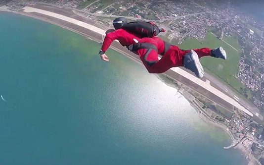 விமானத்திலிருந்து குதித்து பாராசூட்டை திறக்க முடியாமல் அந்தரத்தில் தி ணறிய நபர்! கடவுள் போன்று வந்த நபர்: கிரங்கடிக்கும் வீடியோ..!