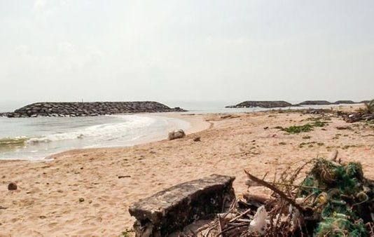 கடற்கரையில் நடந்து சென்ற பெ ண்ணுக்கு அ.டி.த்த கோடீஸ்வர அதிர்ஷ்டம்!