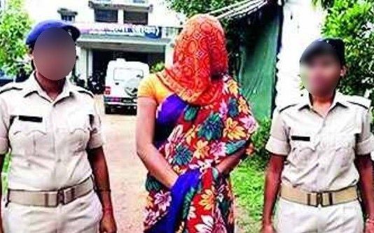 தந்தையை பார்க்க வீட்டிற்கு வந்த மகளுக்கு காத்திருந்த அதிர்ச்சி.. தாயால் தந்தைக்கு நேர்ந்த விபரீதம்!!