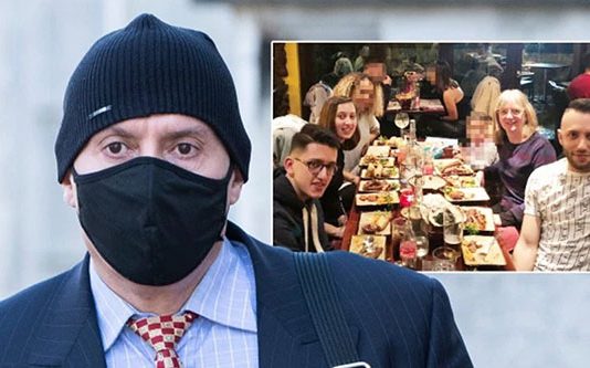 வாரத்தில் இருமுறை மட்டும் குளிக்க அனுமதி… இரவு இருட்டில் தான் இருக்க வேண்டும்: விசித்திர தந்தை..!