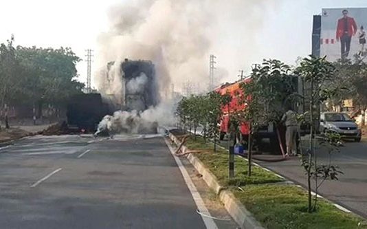 பரபரப்பான சாலையில் உ.யி ருடன் எ.ரி.ந்து சா ம்பலான நபர்: அ திர்ச்சி பின்னணி!!