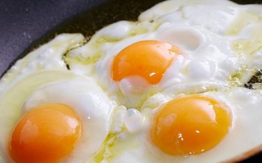 முட்டை சாப்பிடும்போது தப்பி த.வ.றி கூட இந்த த.வ.று.களை செ.ய்.து வி.டா.தீர்கள்! உ.யி.ரு.க்கு கே.டு வி.ளை.வி.க்.கும்!!