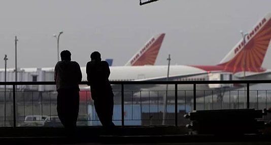 ‘ஒரே வார்த்தையில்’ ஒட்டுமொத்த விமான நிலையத்தையே கிடுகிடுக்க வைத்த நபர்.. பீ.தி.யில் உ.றை.ந்த பயணிகள்! என்ன சொன்னார் தெரியுமா?