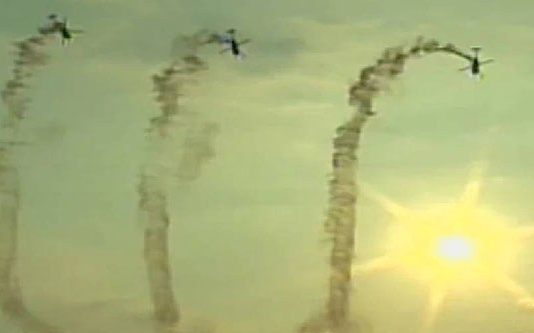 கொழும்பு வான் பரப்பில் சாகசம் நிகழ்த்திய விமானங்கள்!!