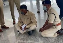விமான நிலையத்தில் தரையில் அமர்ந்த ஆ ந் திரா முன்னாள் முதல்வர் சந்திரபாபு நாயுடு.. ம ண் டியிட்ட பொ லி ஸ்! எதற்காக? வெ ளி யான வீடியோ !!