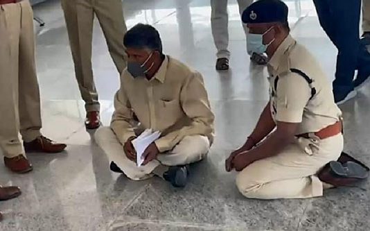 விமான நிலையத்தில் தரையில் அமர்ந்த ஆ ந் திரா முன்னாள் முதல்வர் சந்திரபாபு நாயுடு.. ம ண் டியிட்ட பொ லி ஸ்! எதற்காக? வெ ளி யான வீடியோ !!