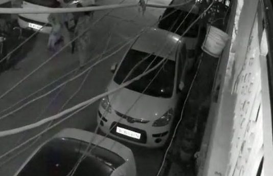 சாலையில் நடந்து சென்ற பெ.ண்.க.ளிடம் செ யின் ப.றி.க்க முய.ற்.சி : த டுக் க முயன்ற பெ.ண்.ணை க.த்.தியால் கு.த்.திவிட்டு த ப் பி ஓ ட் டம்!! திக் திக் காணொளி!!