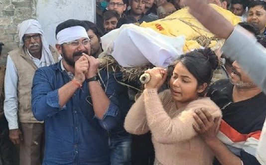 து.ஷ்.பி.ர.யோ.கம் செ.ய்.த.வ.னால் கொ.ல்.ல.ப்ப.ட்ட தந்தையின் உ.ட.லை தோளில் சு ம ந்துச் சென்ற பா.தி.க்.க.ப்.ப.ட்ட ம க ள்! நெ.ஞ்.சை உ.ரு.க்கும் ப ட ம்!!