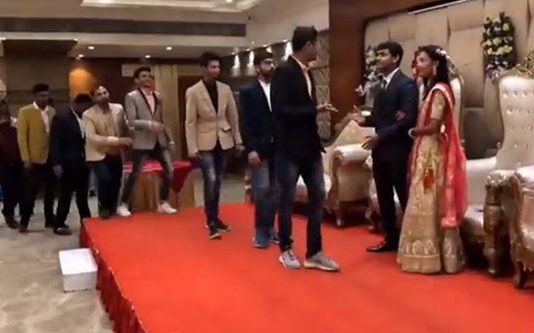 பேச்சுரல் பார்ட்டி தராத கோ பத்தில் மணமேடையில் நண்பர்கள் செய்த காரியம்… வெறலெவல் காணொளி!!