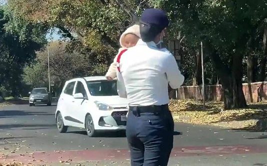 கை குழந்தையுடன் பணி செய்த பெண் போலீஸ்: வைரல் வீடியோவின் பின்னணி என்ன?