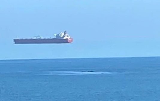 பறக்கும் கப்பலினால் பரபரப்பு..இணையத்தில் வேகமாகப் பரவும் புகைப்படம்..!!