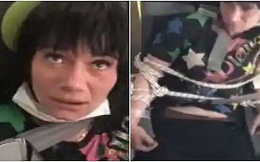 விமானத்தில் தனது ஆடைகளை கழற்ற முயன்ற பெ ண்… விமான ஊழியர்கள் செ ய் த செ யல்!!