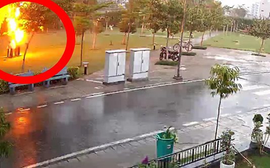 மரத்திற்கு அ டியில் கு ம்பலாக நின்றிருந்த நபர்கள் மீது தா.க்.கிய மின்னல்! சிசிடிவி-யில் சி க்கிய தி கிலூட்டும் வீடியோ காட்சி!!