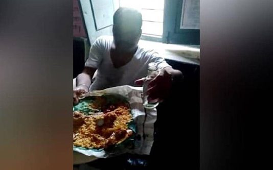 பட்டப்பகலில் மாணவர்கள் முன்பே ஆசிரியர் செய்த அ திர்ச்சி காரியம்.. வைரலாகும் வீடியோ!