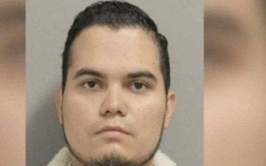 வங்கி வரும் பெண்களிடம் மொபைல் போனை வாங்கி ஊழியர் செய்த செயல்; சில நாட்களில் காத்திருந்த பேரதிர்ச்சி!!