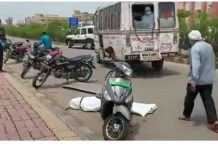 ஆம்புலன்ஸிலிருந்து நடுரோட்டில் தி.டீரென்று வி ழு ந்த ச.ட.லம்: அ.லறி அ..டித்து ஓடிய மக்களின் வீடியோ!!